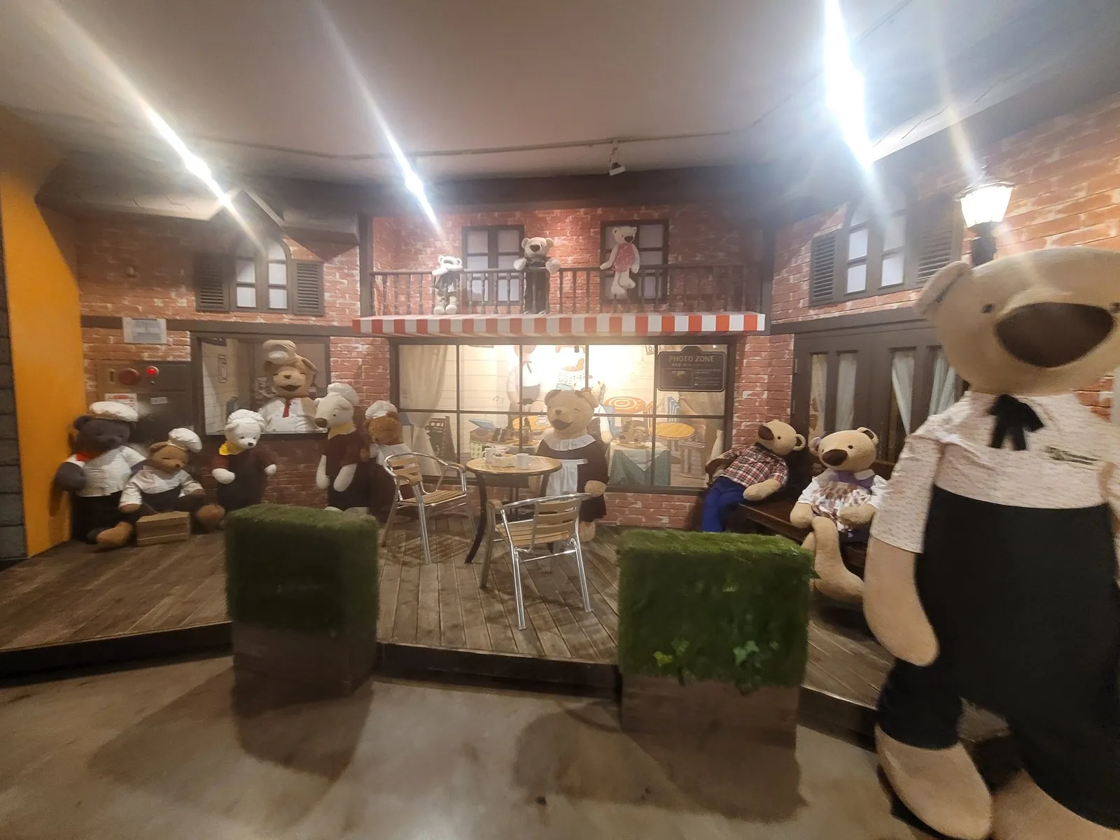 곰 마을 — 카페 테라스에 앉은 곰들