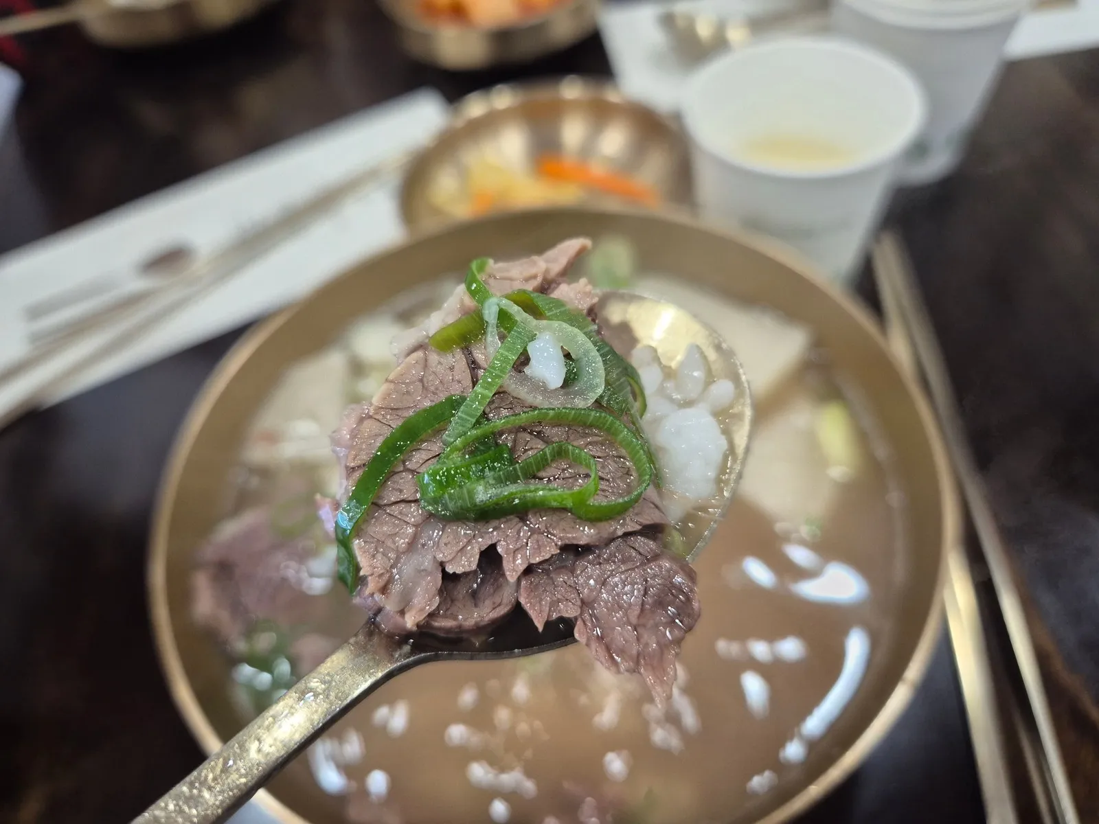 숟가락에 올린 한우 조각