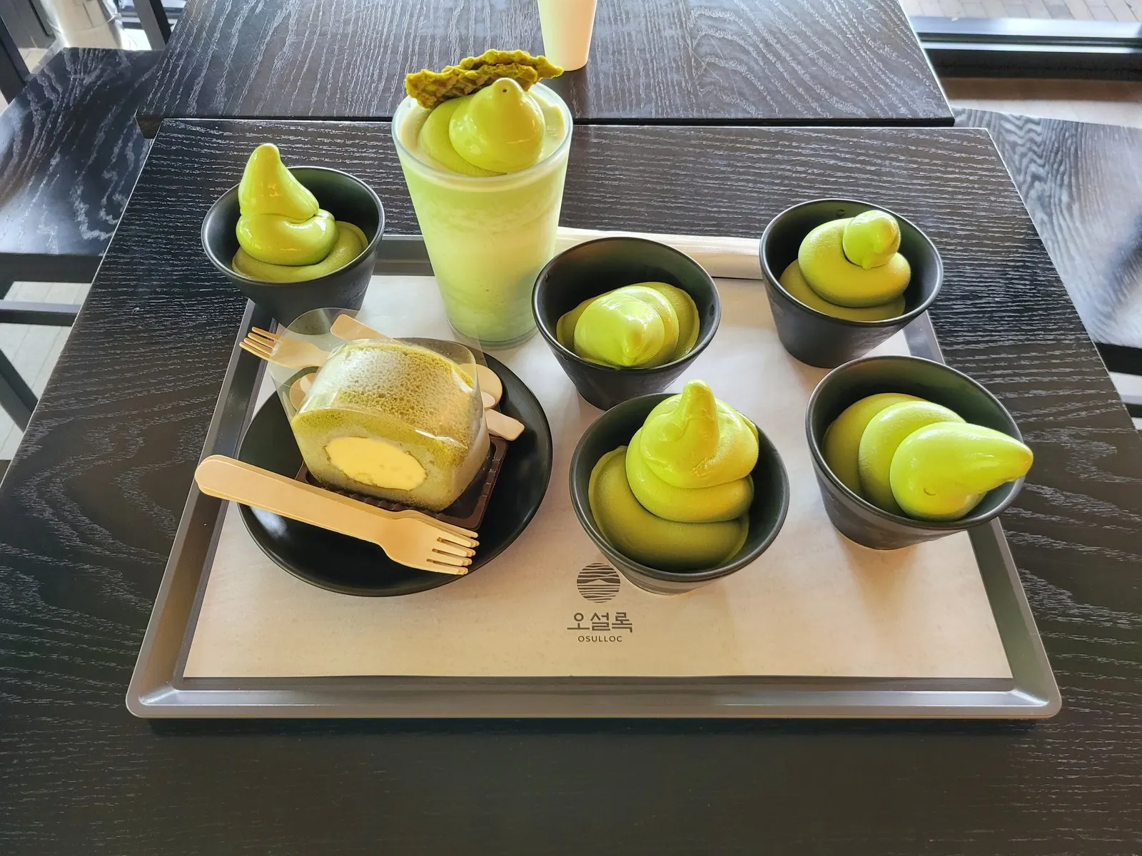 창가 자리에서 본 트레이