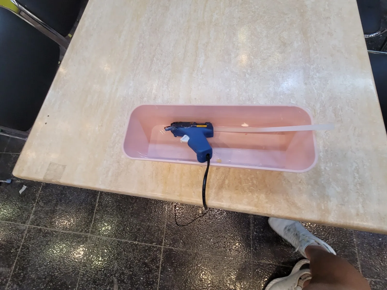 테이블 위 글루건