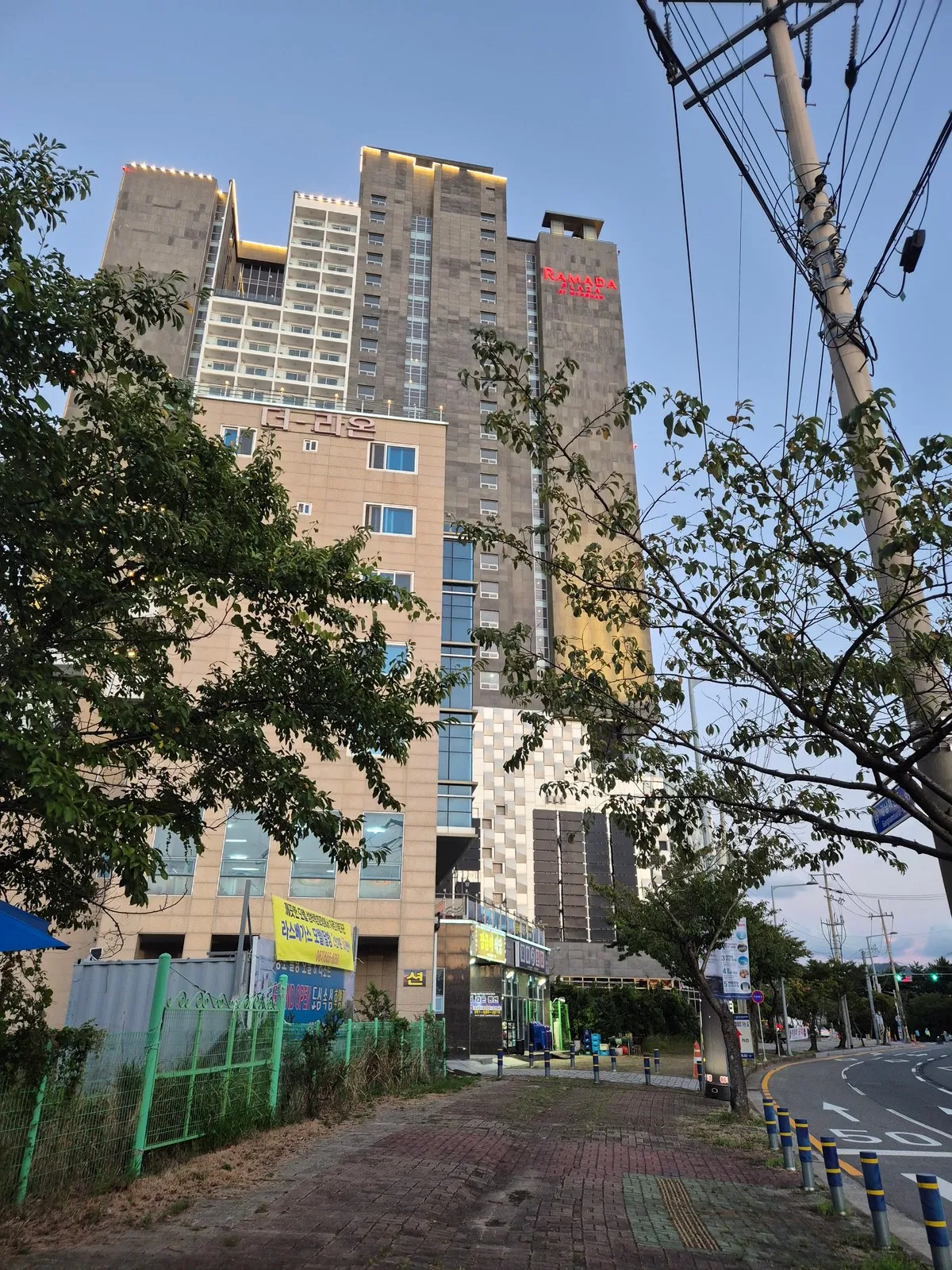 저녁 6시 58분, 라마다 사인에 불이 들어온 타워
