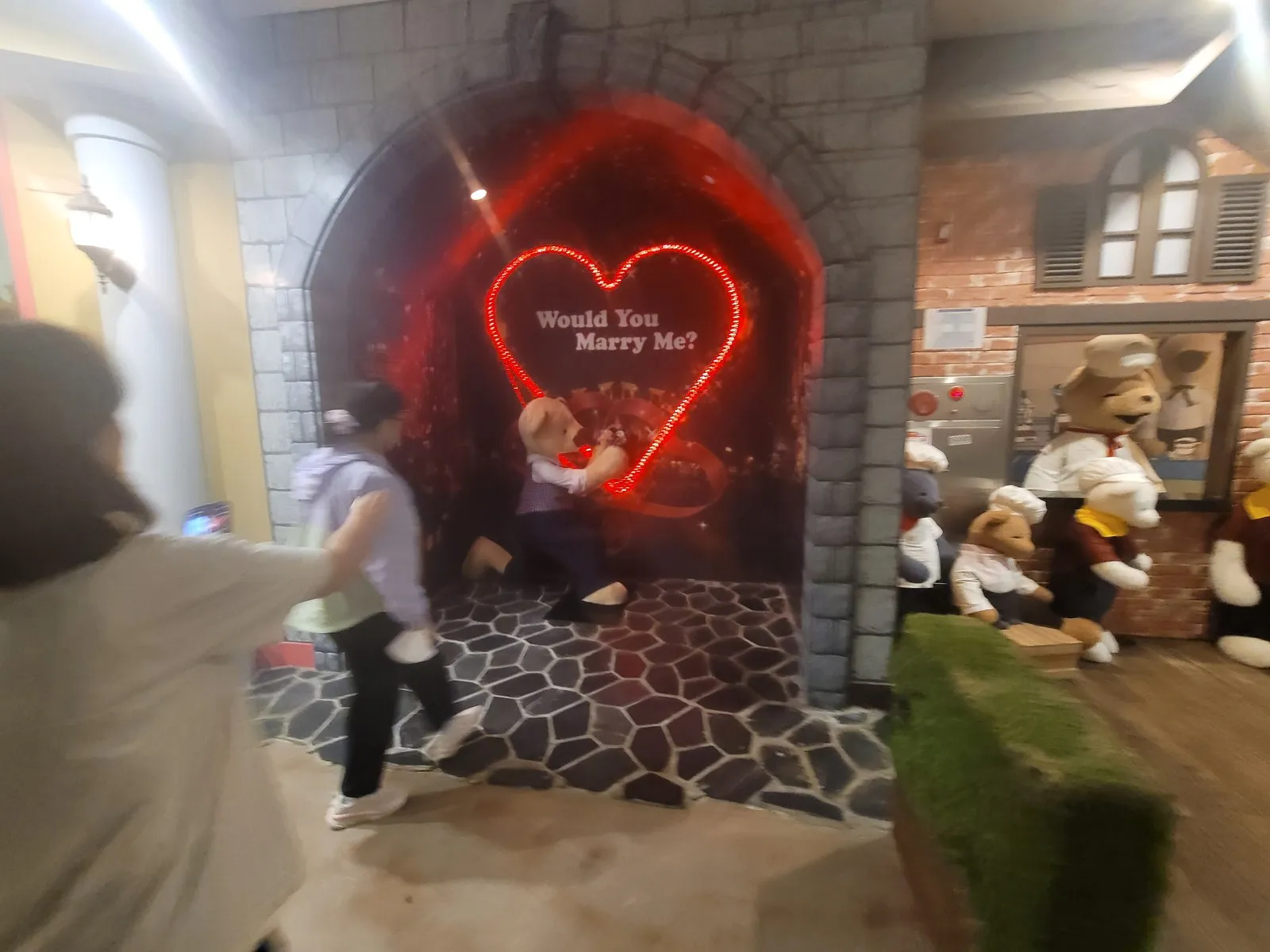 하트 조명 아치의 청혼 포토존