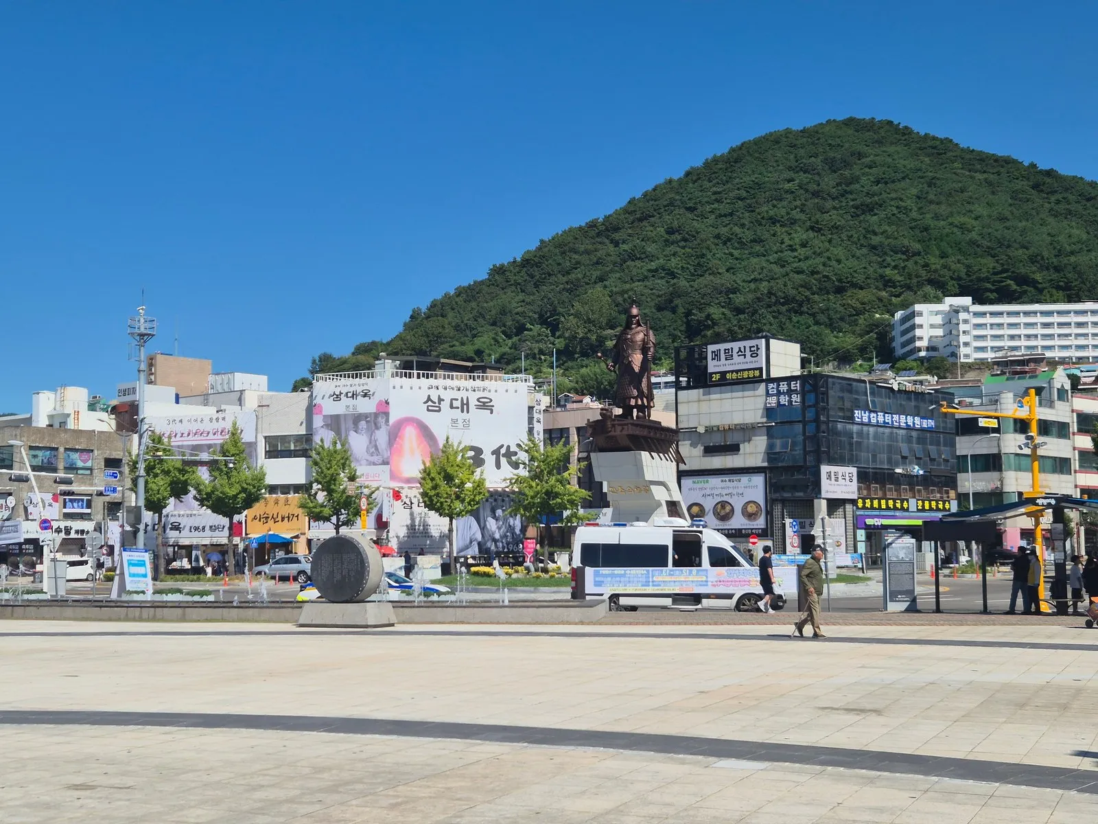 광장 건너편의 동상과 뒷산