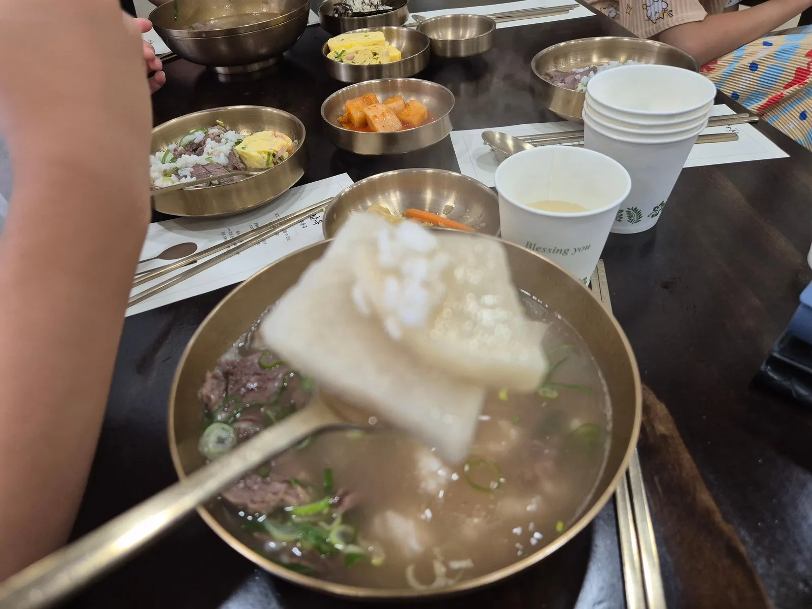 숟가락에 올린 무 조각