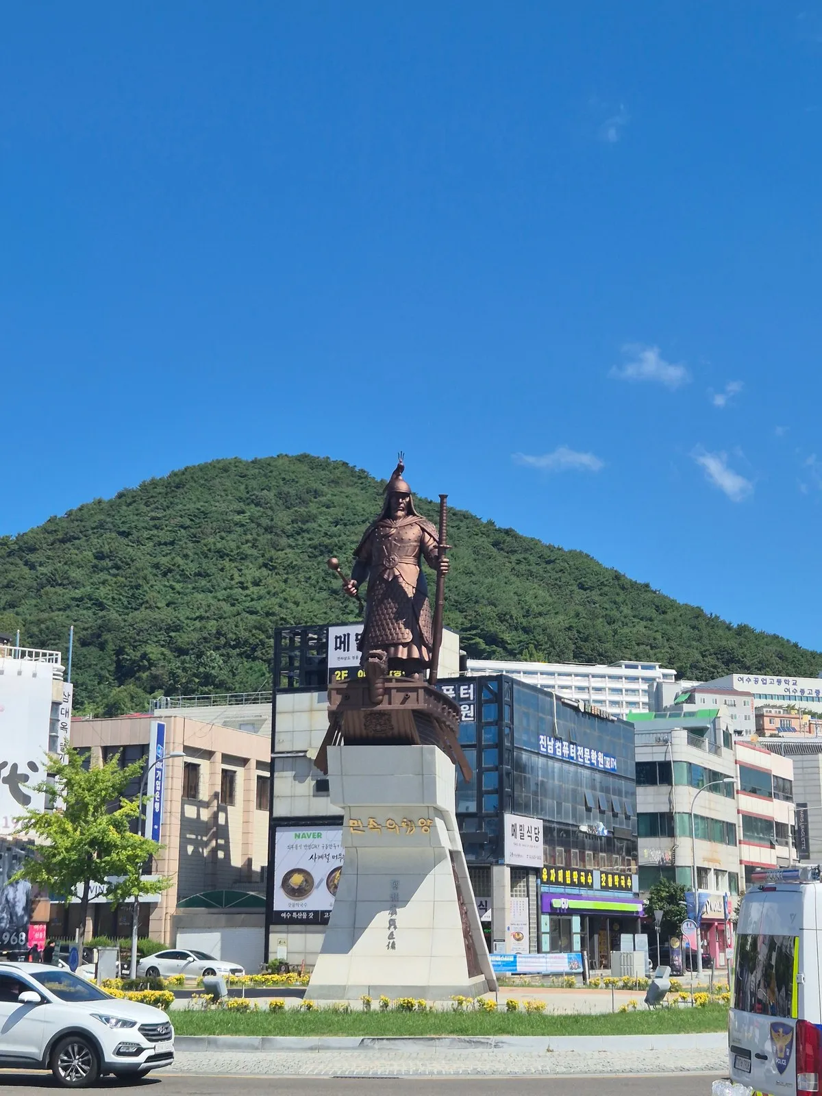 거북선 뱃머리 위에 선 이순신 장군 동상