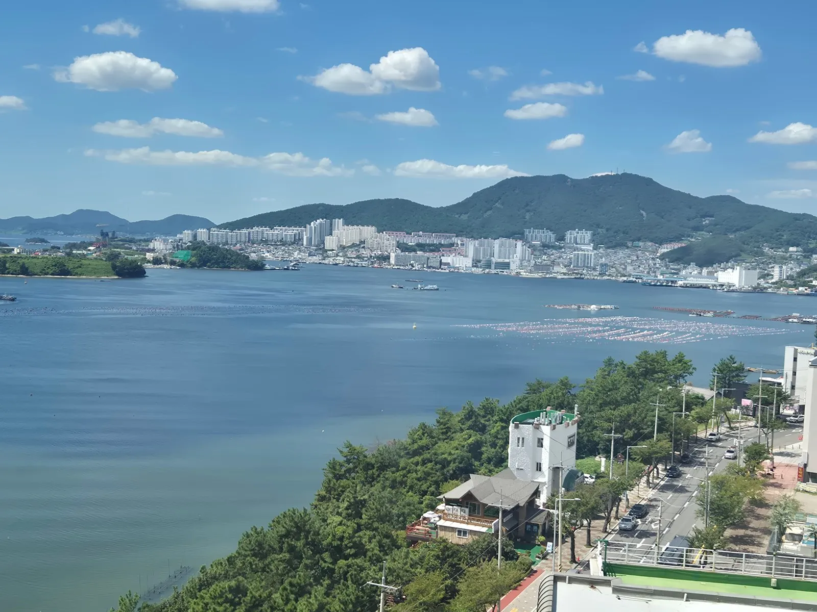 오후 1시, 같은 창에서 본 건너편 시내