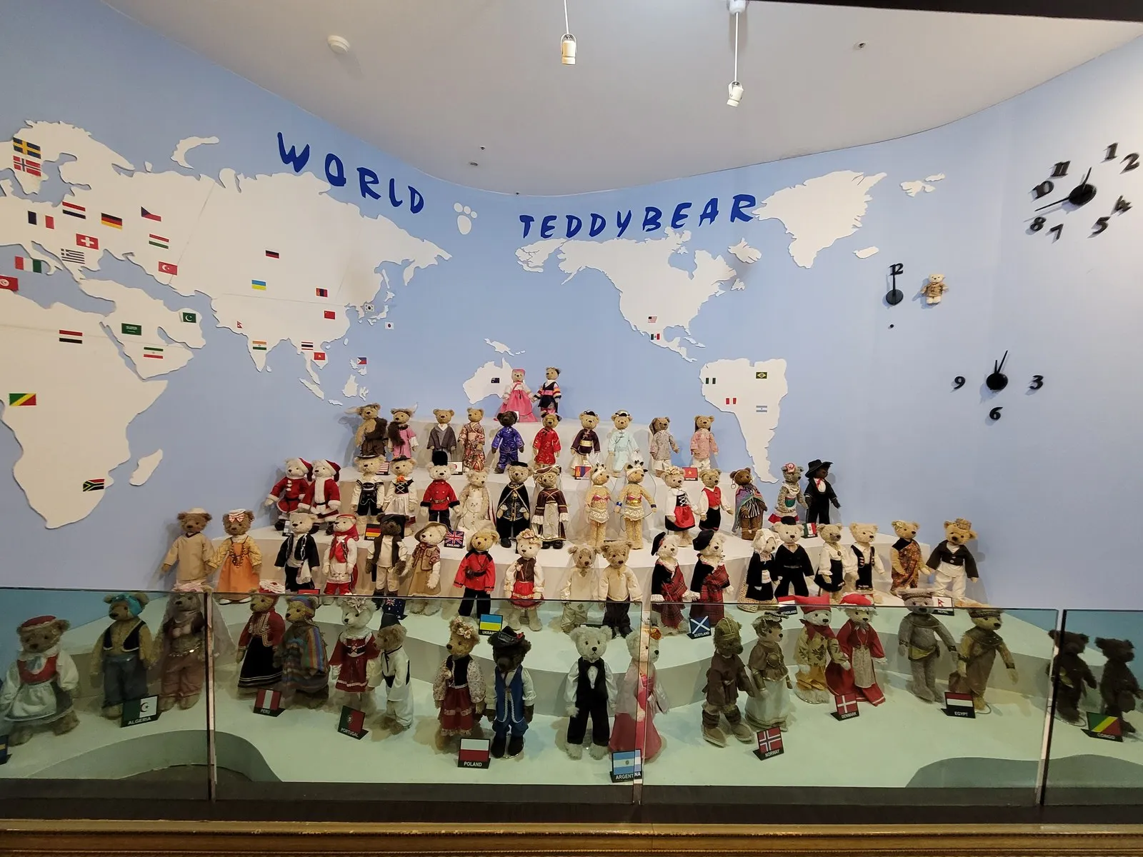 WORLD TEDDYBEAR 세계지도와 각국 의상 곰들